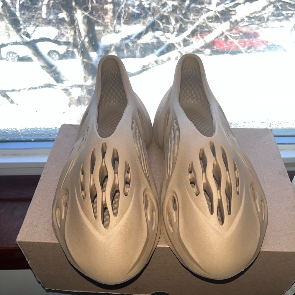 YEEZY FOAM RUNNERS MEN SIZE 7